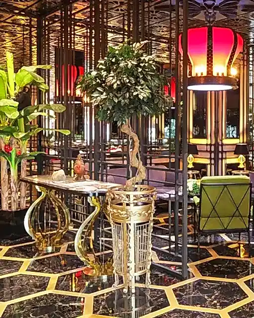 restoranlara-yapay-agac-dekorasyon-uygulamasi Restoranlara Yapay Ağaç Dekorasyon Uygulaması